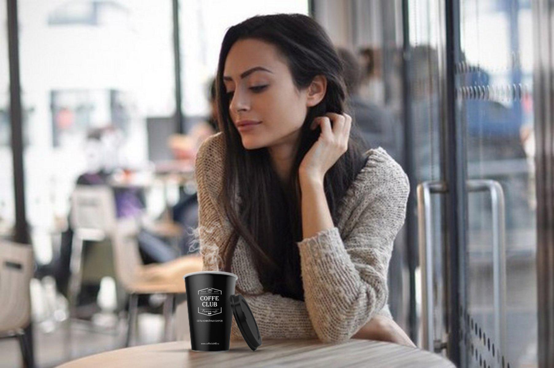 Brunette home. Девушка с кофе. Задумчивая женщина. Задумчивая девушка в кафе. Девушка пьет кофе.